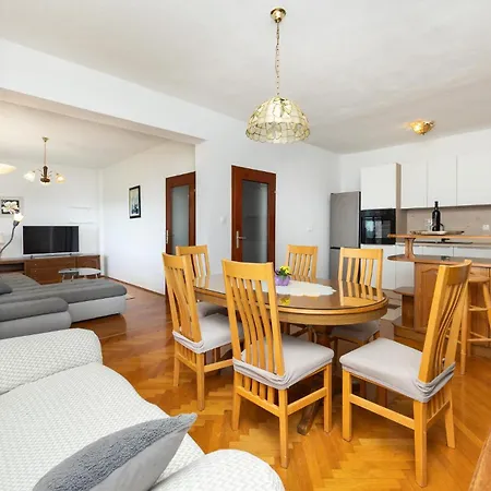 2 Bedroom In Трогир